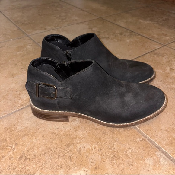 Black Ankle Boots with Sleek Design and Versatile Style - Picture 3 of 6